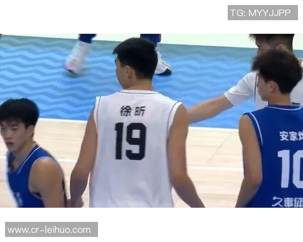 管子煜突破防守连过两人上篮被文班帽封盖精彩瞬间回顾