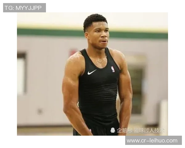 字母哥身穿43号球衣训练双臂肌肉线条惊艳全场引发热议