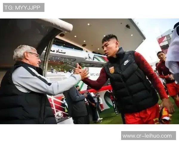 国足首练现场直击于汉超布置训练设施吕焯毅接受媒体采访分享感受 国足首练现场直击于汉超布置训练设施吕焯毅接受媒体采访分享感受