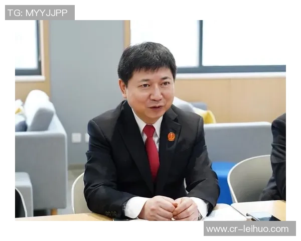 杨鸣工作室力挺遭驱逐的2T：勇于表达与行动的精神值得赞赏